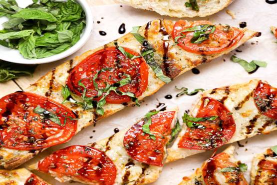 Garlic  bread with tomato (v)