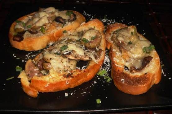 Garlic bread with mushroom (v)