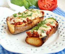 Garlic bread bolognese with cheese