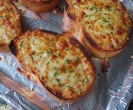 Garlic bread cheese (v)